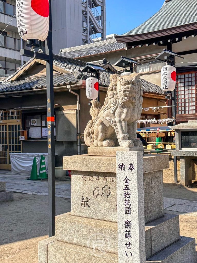 [狛犬與石座全貌]： 刻有奉納者芳名的厚重石台基座與日式宮燈、狛犬石雕。