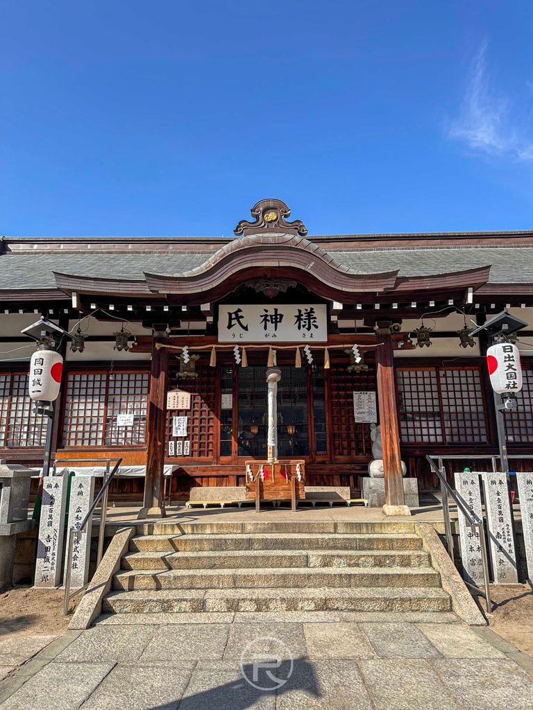 [氏神樣拜殿正面]： 藍天下的大國主神社（敷津松之宮）拜殿正面，懸掛「氏神樣」匾額。