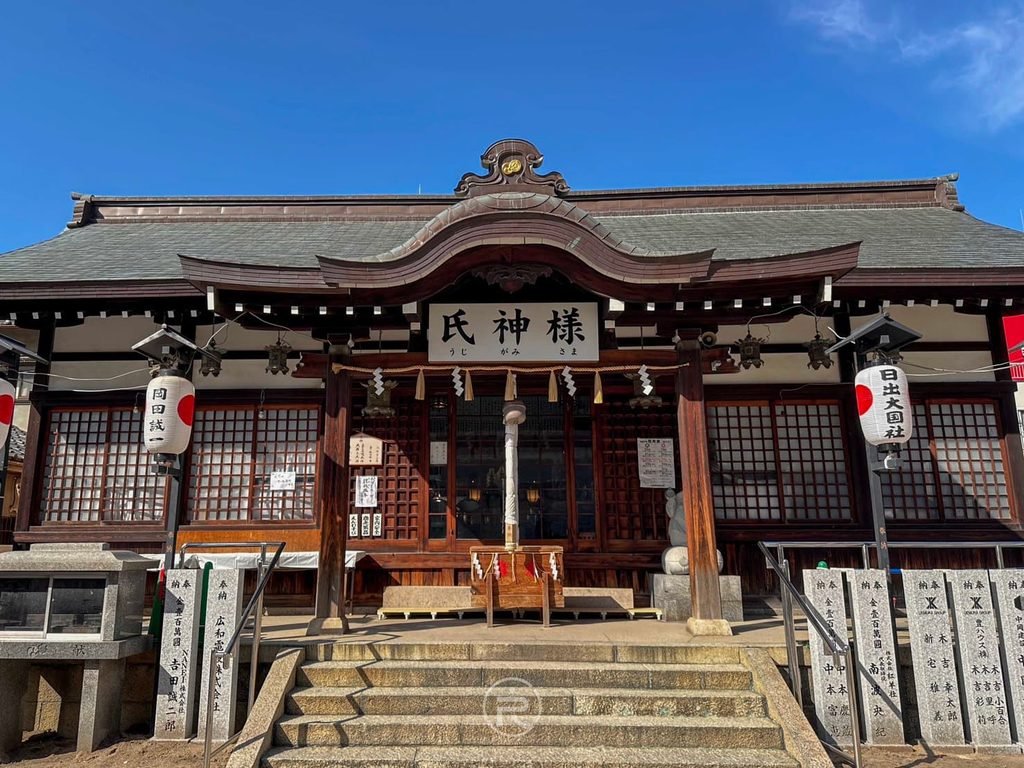 [拜殿全景與奉納燈籠]： 大國主神社莊嚴的拜殿全貌，兩側懸掛白底黑字紅白燈籠。
