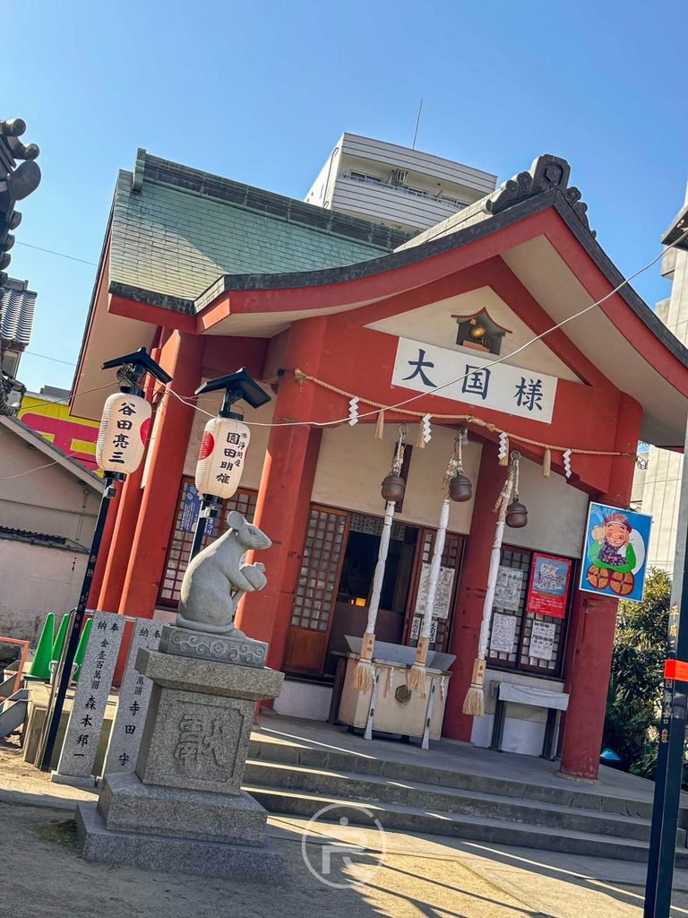 [朱紅大國樣神殿]： 供奉招財大黑天神的朱紅色「大國樣」神殿，大阪知名求財聖地。