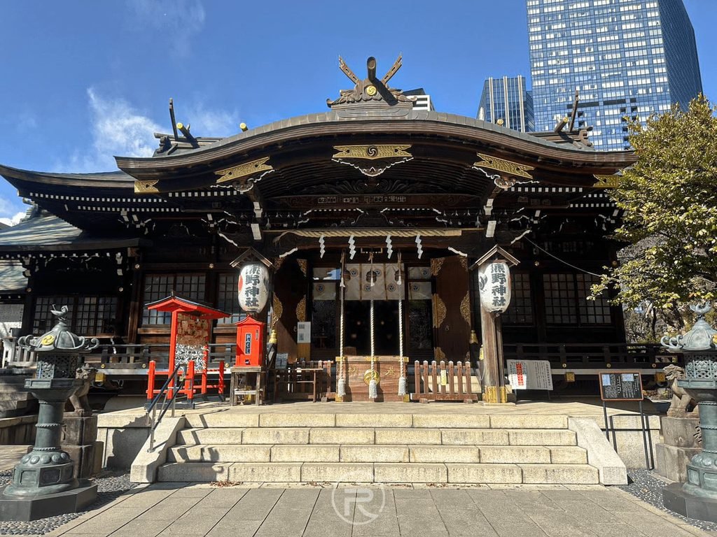  [正面廣場全景]： 寬闊乾淨的參拜石板廣場、石造狛犬守護神獸與莊嚴御本殿。