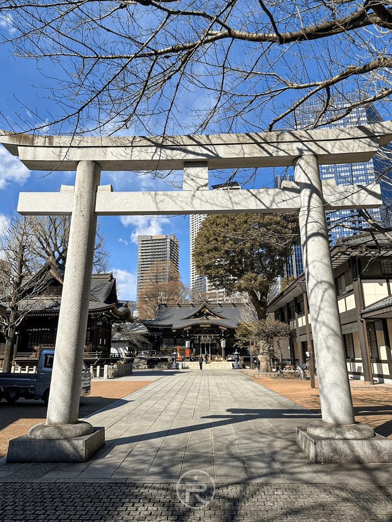  [石造大鳥居]： 晴空下穿過熊野神社的白色石造鳥居，石板參道通往肅穆神聖的本殿。