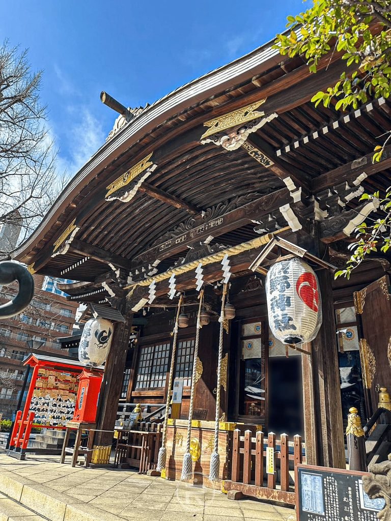 十二社熊野神社 [本殿拜殿斜角視角]： 熊野神社本殿精緻的傳統木構唐破風屋簷與懸掛的「熊野神社」白燈籠。
