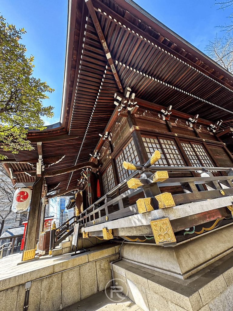  [黑木造殿堂建築]： 採用厚實黑木雕刻與金色金屬件裝飾的熊野神社本殿建築外觀。
