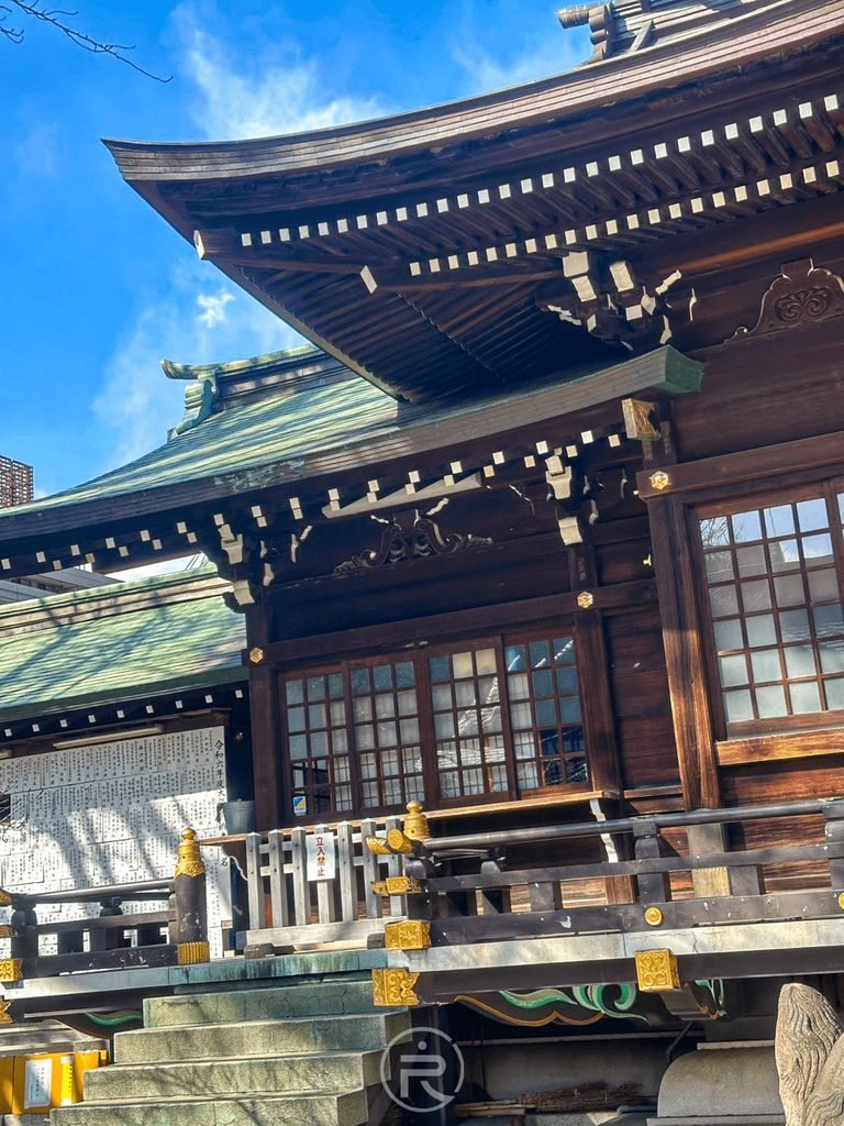  [綠銅屋頂與石階]： 陽光下呈現碧綠色銅瓦屋頂的熊野神社拜殿側面與參拜石階。