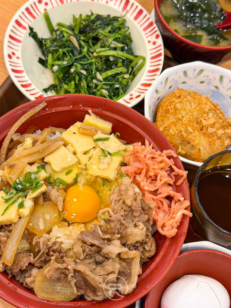 俯拍豐盛的すき家牛丼定食全餐,配料豐富且色彩繽紛誘人。