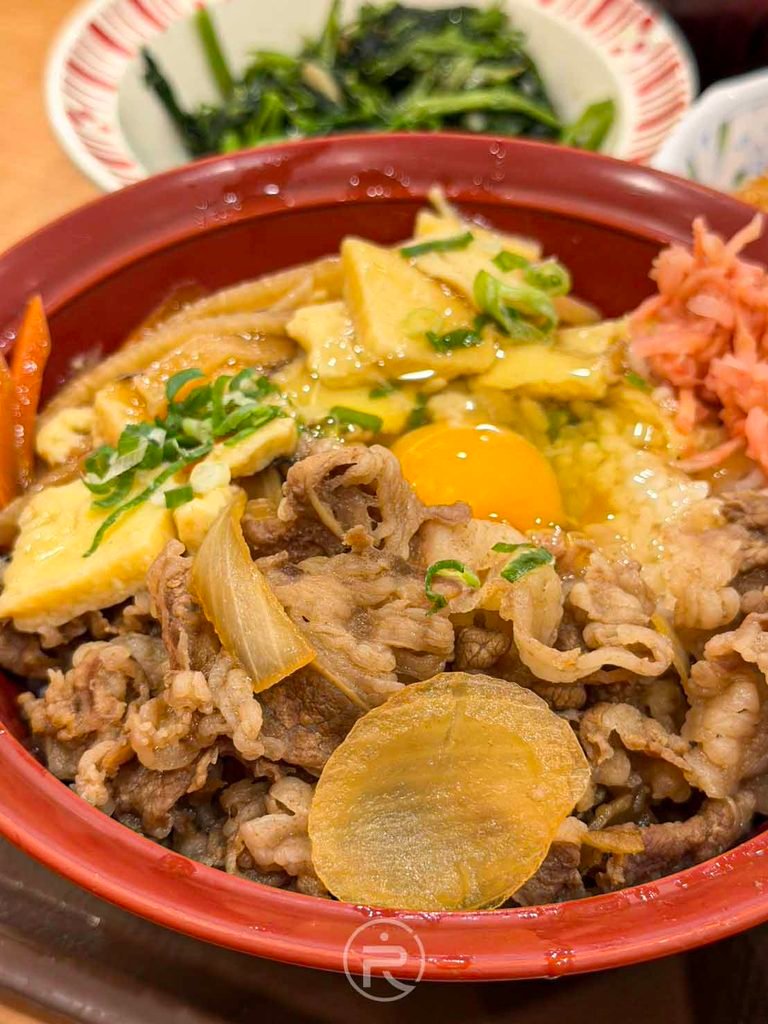 牛和風芡汁玉子丼近拍,澄黃生蛋黃與牛肉交融的美味瞬間。