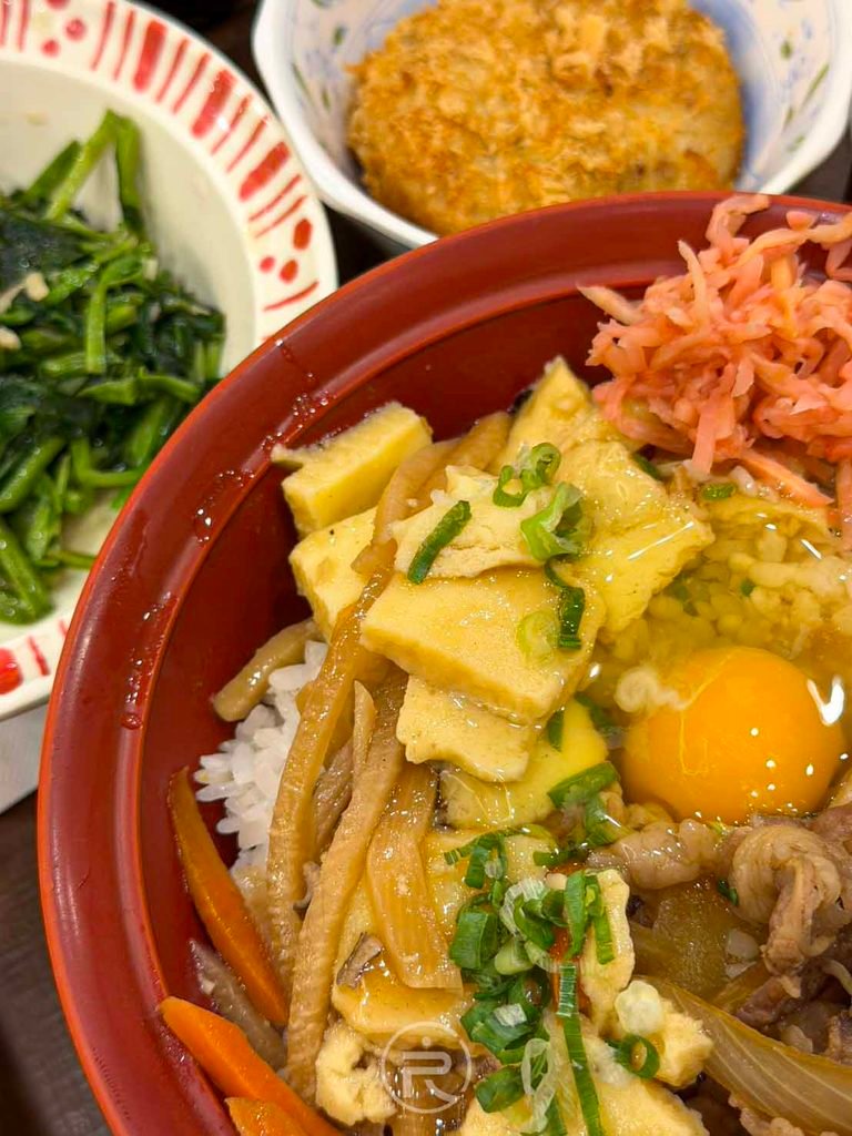 另一視角欣賞牛和風芡汁玉子丼,胡蘿蔔絲與玉子芡汁層次分明。