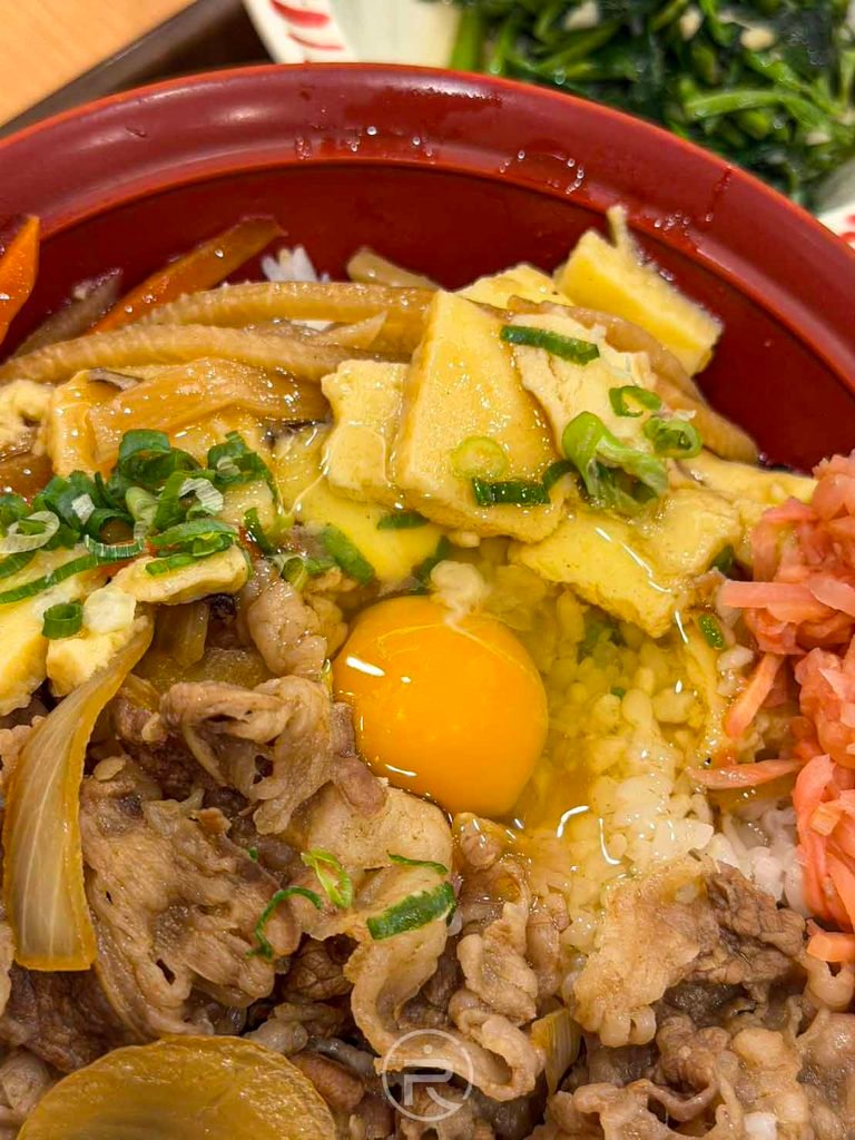丼飯豐富用料特寫,展現すき家期間限定款的十足誠意。