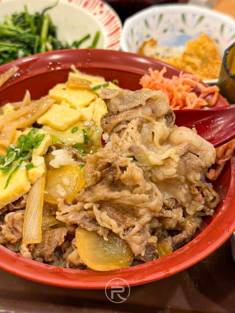 未拌勻前的牛丼特寫,展現牛肉肥瘦相間的滑嫩光澤。