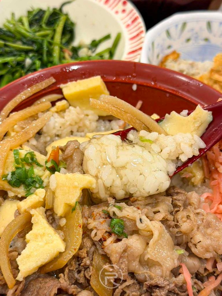 充分拌勻生蛋、芡汁、牛肉與白飯的銷魂完食視角。