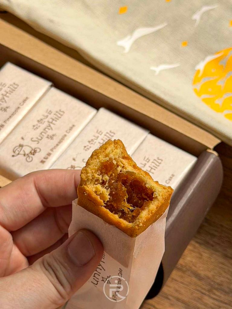 [酸甜餡料近照]： 近距離特寫厚實酥皮與無添加冬瓜醬的純正土鳳梨酸甜果餡。