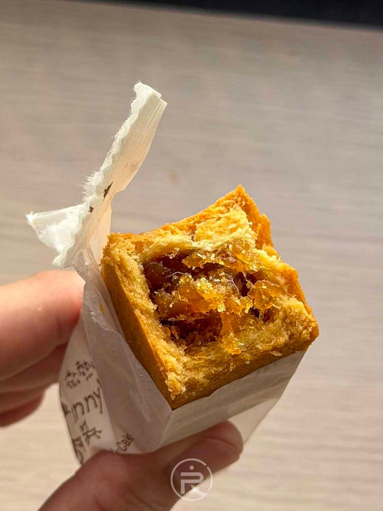 [土鳳梨絲特寫]： 特寫微熱山丘鳳梨酥扎實內餡，清晰可見天然陽光熬製的土鳳梨絲。