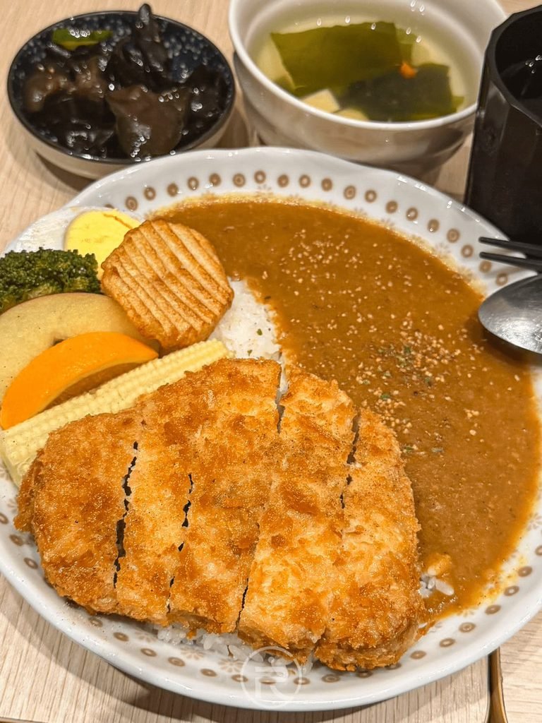 [全套餐合照]： 完整咖哩套餐內容：黃金炸豬排咖哩、海帶豆腐湯與開胃涼拌黑木耳。