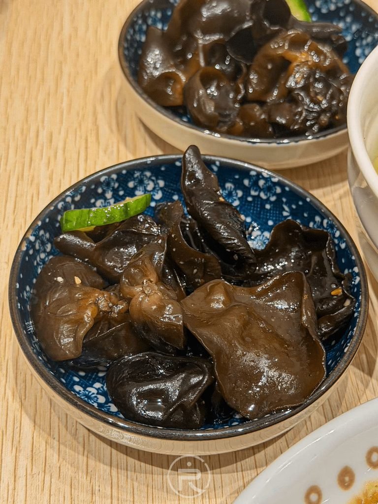  [涼拌黑木耳小菜]： 套餐附贈的一人份涼拌黑木耳小菜，口感爽脆酸甜開胃（註：實為每份套餐附一盤）。