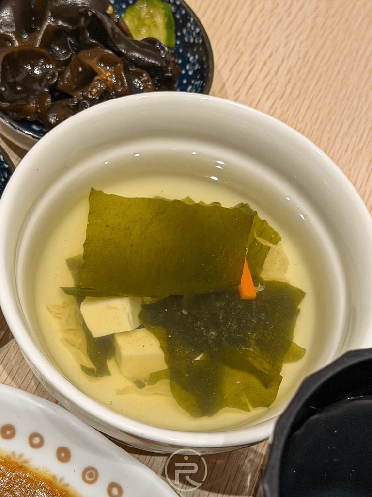  [海帶芽豆腐湯]： 套餐附贈的清甜海帶芽嫩豆腐湯，溫潤解膩。