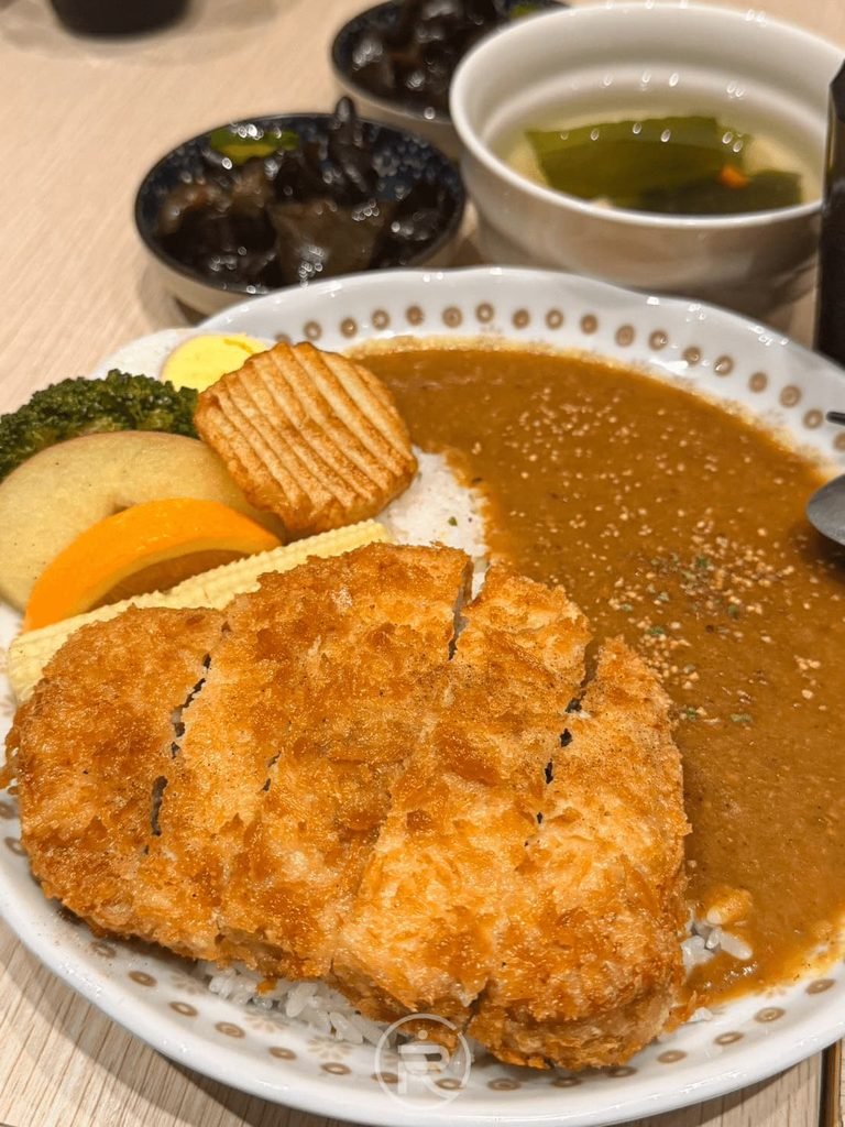 [黃金炸豬排咖哩全景]： 招牌黃金炸豬排咖哩飯實拍，超大塊現炸豬排覆蓋整碗白飯。