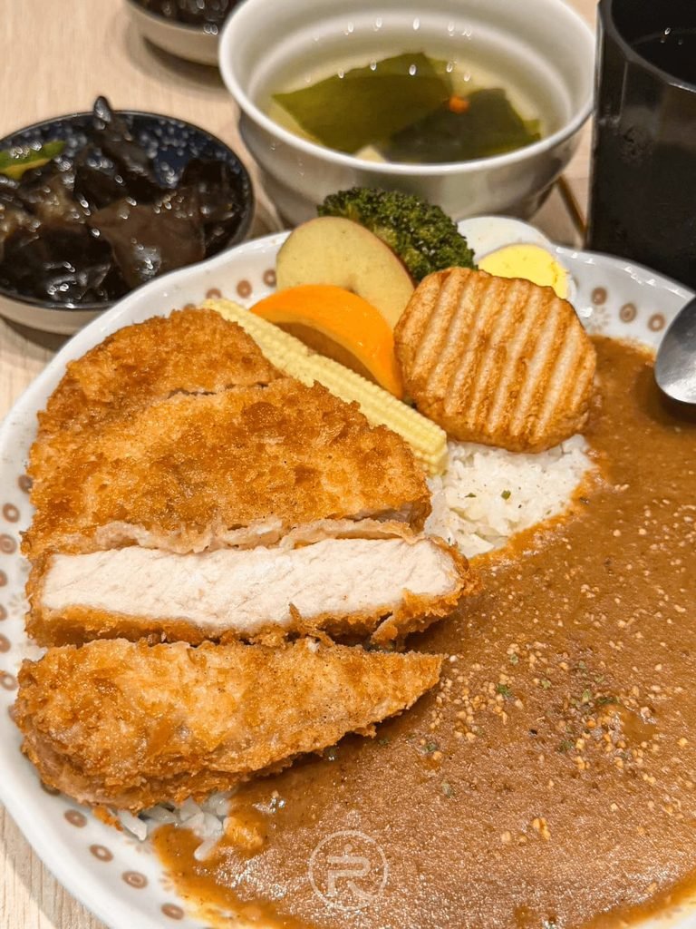 叁山熟成咖喱所 [全套餐合照]： 完整咖哩套餐內容：黃金炸豬排咖哩、海帶豆腐湯與開胃涼拌黑木耳。