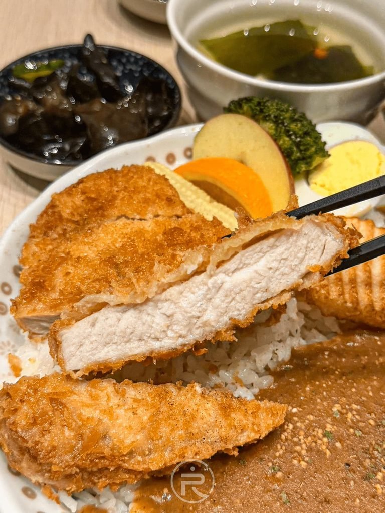  [豬排肉片疊放]： 將切開的厚片豬排疊放特寫，展現店家誠意十足的大份量。