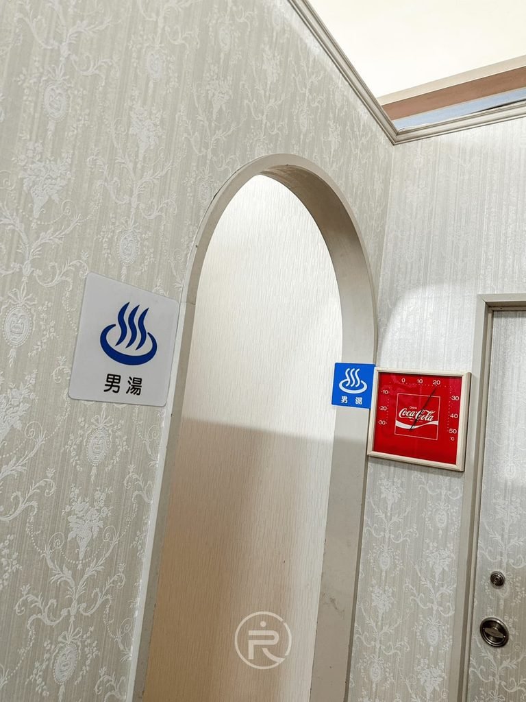  [男湯入口通道]： 宝湯的「男湯」入口拱門，上方標示著經典的日式溫泉白藍標誌。