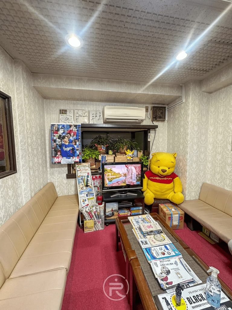  [復古客廳休息室]： 宝湯如家一般溫馨的休息室，設有沙發、電視機與可愛小熊維尼布偶。