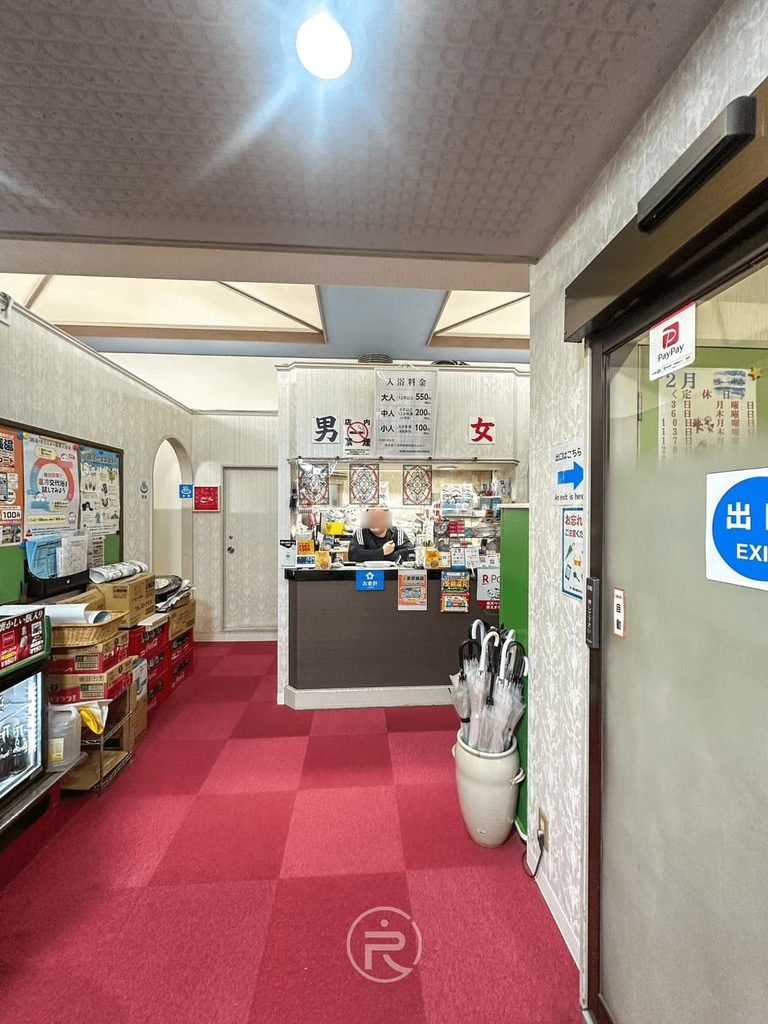 [櫃台與出入口]： 準備離場前拍攝的宝湯接待櫃台與自動門出入口通道。