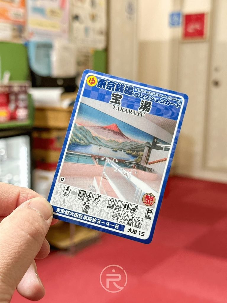  [東京錢湯收藏卡]： 手持展示稀有的「東京錢湯卡 - 宝湯（Takarayu）」限定紀念收藏卡。