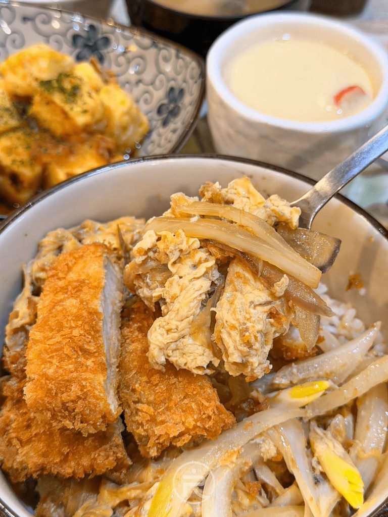 [主食與配菜]： 勝利豬排蓋飯搭配滑嫩茶碗蒸與揚出豆腐，豐盛日料組合。