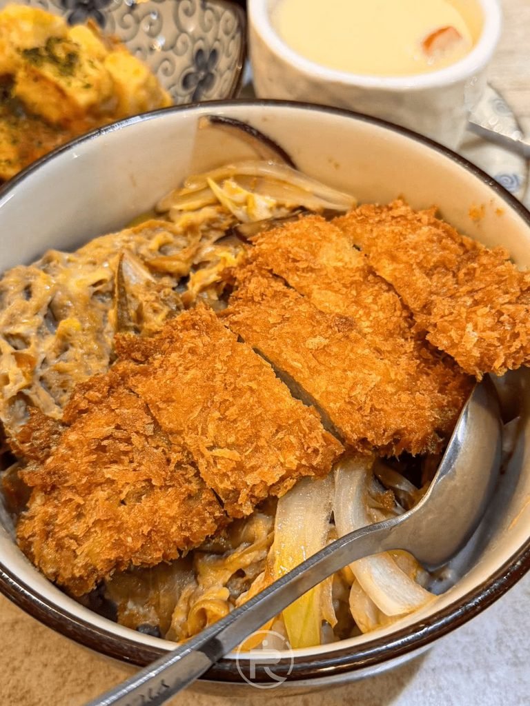 [金黃大豬排俯拍]： 鋪滿整碗蓋飯的現炸大豬排，展現豐原平價日料的豪邁作風。