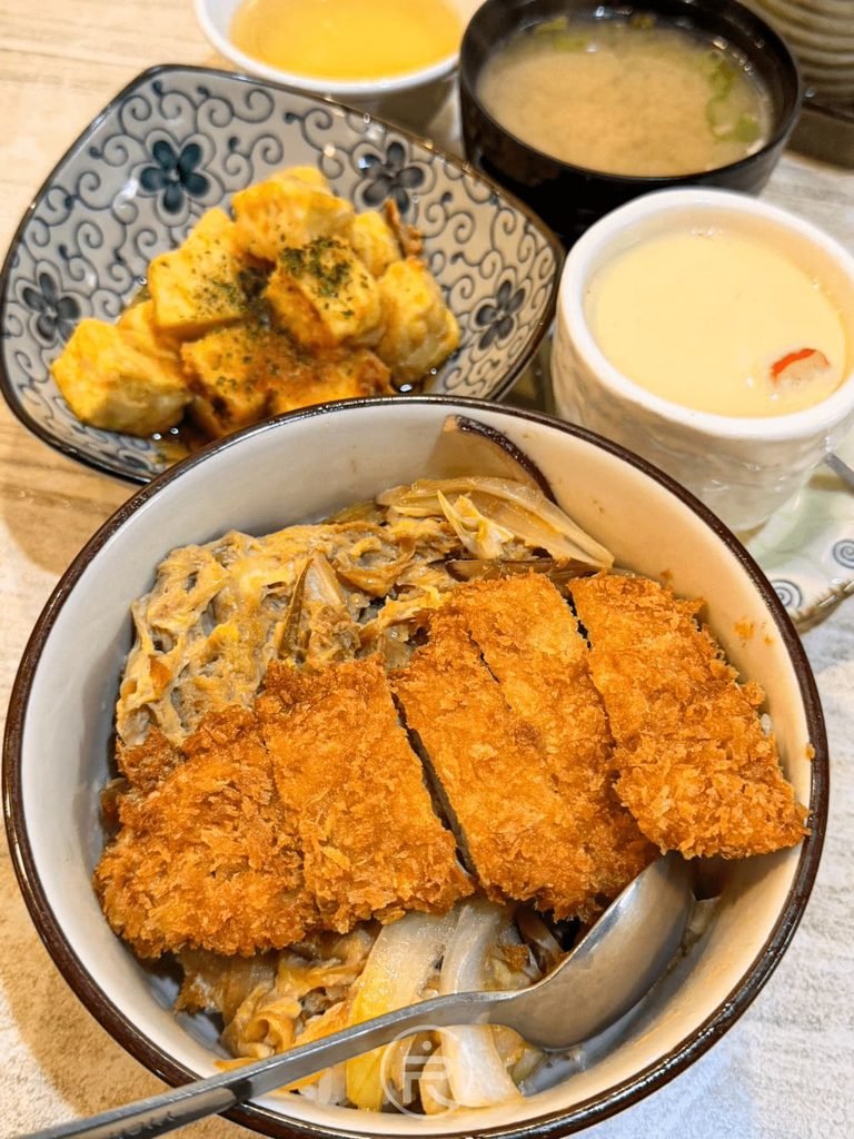 竹野日式料理 [全餐平價定食全景]： 竹野日式料理高 CP 值套餐全貌：勝利豬排蓋飯、揚出豆腐、茶碗蒸與味噌湯。