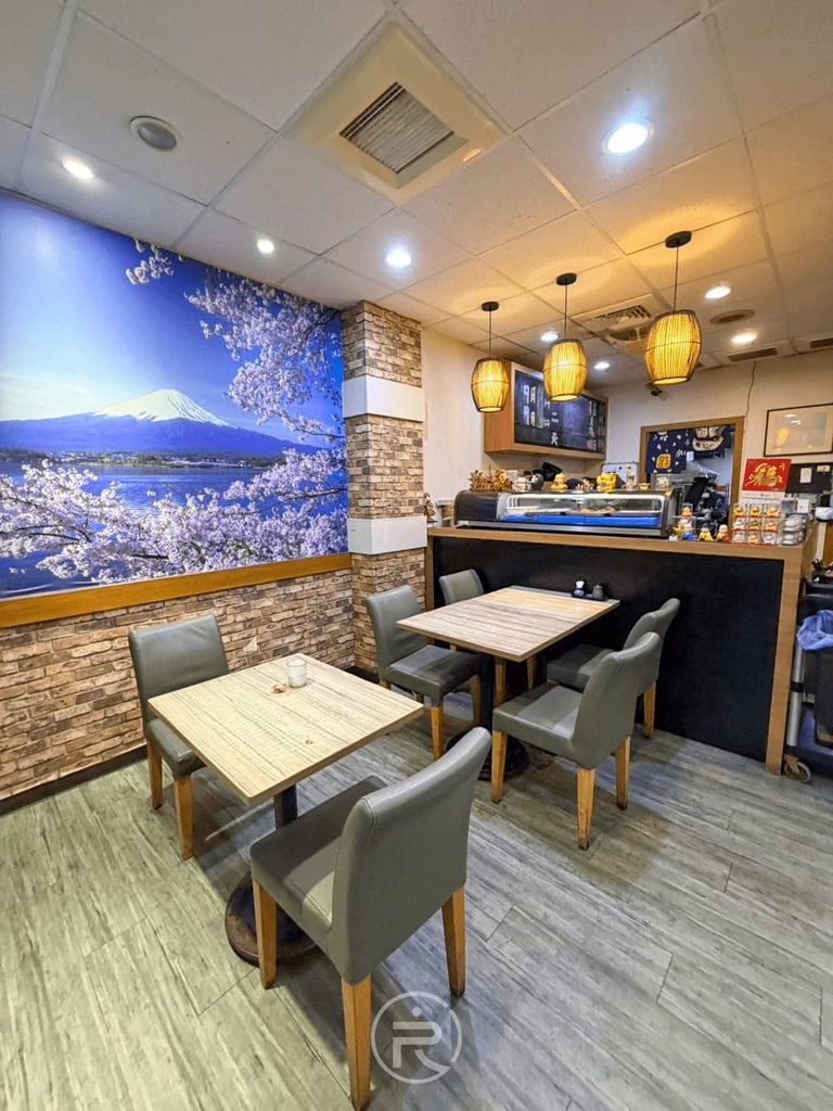 [內用空間與富士山壁畫]： 餐廳內部明亮整潔的用餐環境，牆面飾有富士山景觀壁貼。