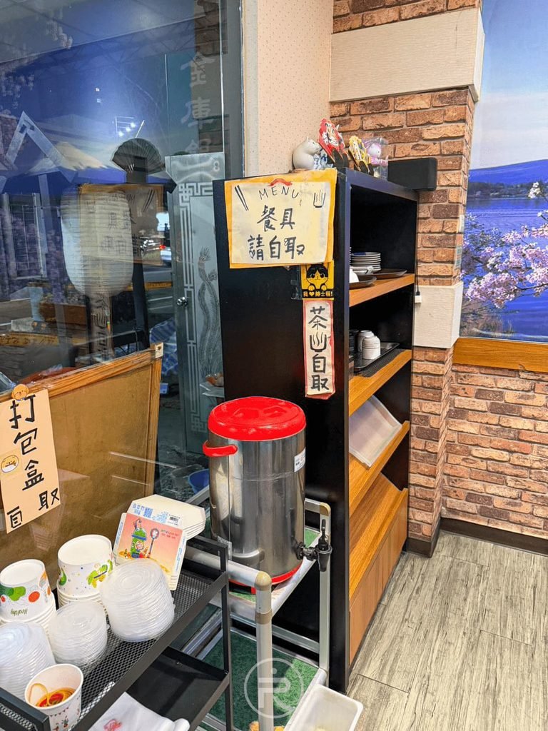 [自助茶水區]： 店內提供的免費熱茶保溫桶與外帶餐具打包自助區。