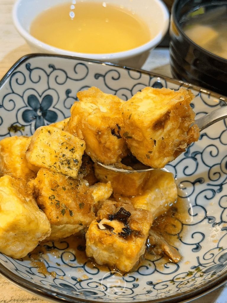[揚出豆腐盤特寫]： 竹野日式料理人氣小菜「揚出豆腐」，撒上海苔碎與香甜日式柴魚醬汁。