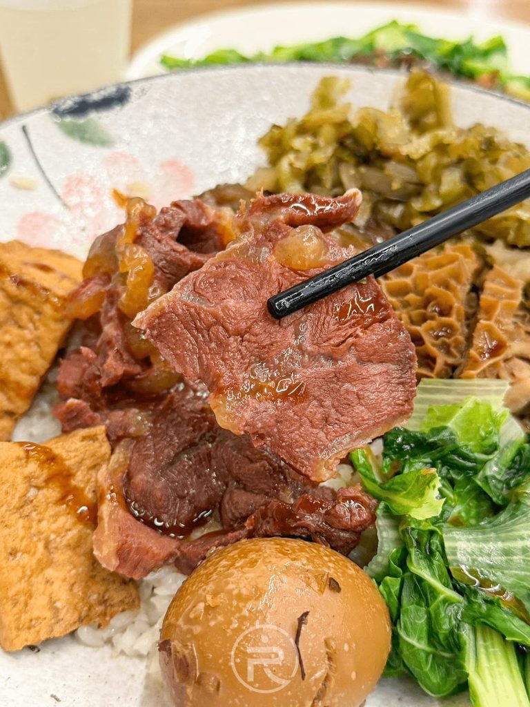 [夾起厚切牛肉]： 筷子夾起軟嫩不乾柴的厚切牛肉片，鹹甜醬香入味。