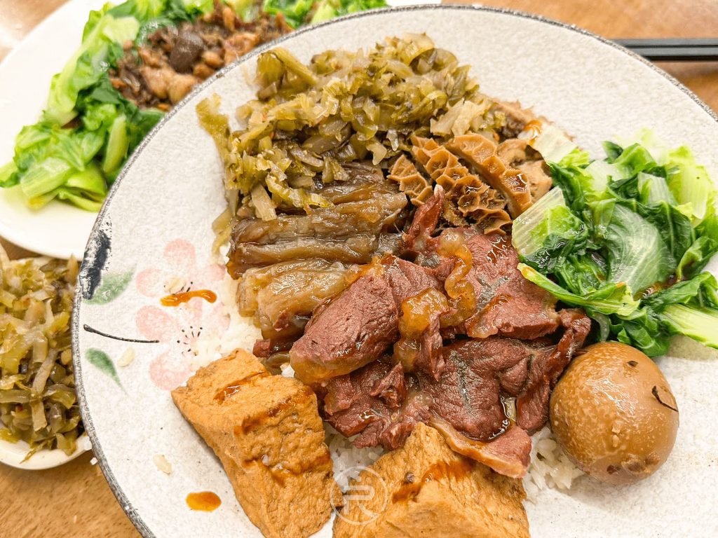  [全盤俯瞰]： 尊品牛三寶飯豐富擺盤，如定食般多樣配菜的豐原特色餐點。