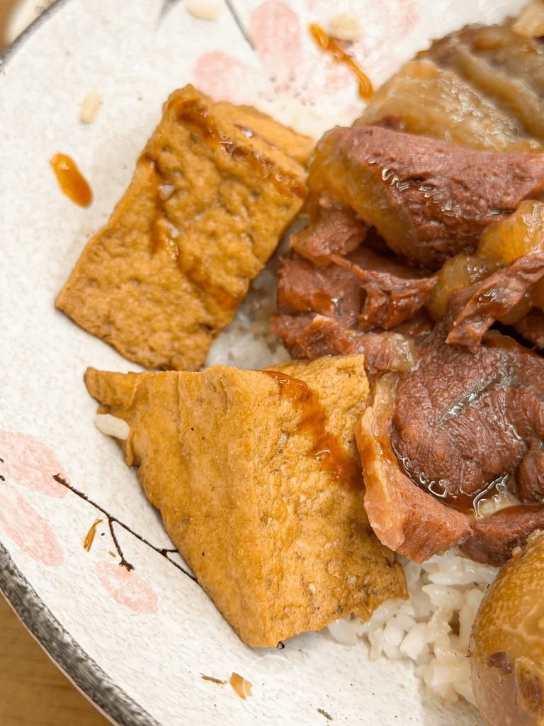 [油豆腐與牛肉]： 大塊油豆腐與滷牛肉近拍，展現老店扎實的滷製功力。