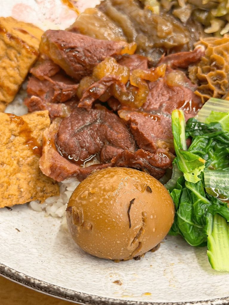 [滷蛋與牛肉特寫]： 盤中附贈的整顆入味滷蛋與鮮美牛肉，蛋白質滿點。