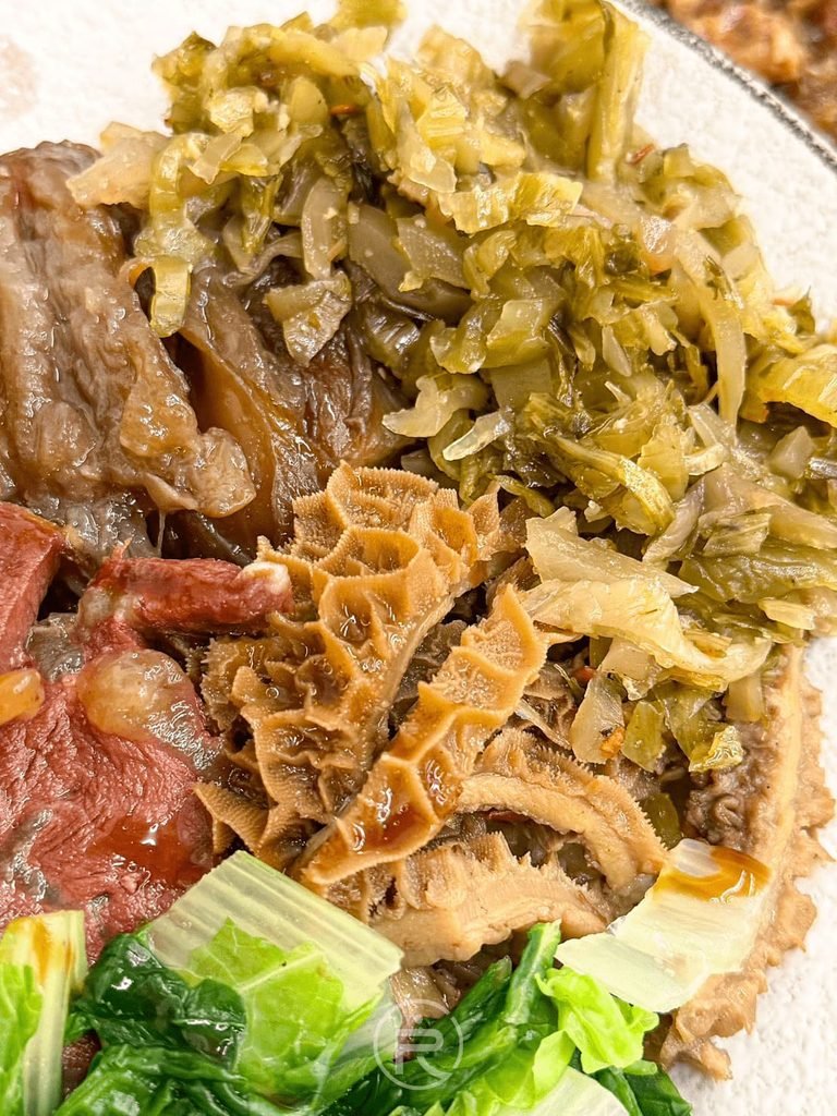 [牛肚酸菜特寫]： 滿滿一盤的蜂巢牛肚搭配開胃酸菜，口感層次豐富。