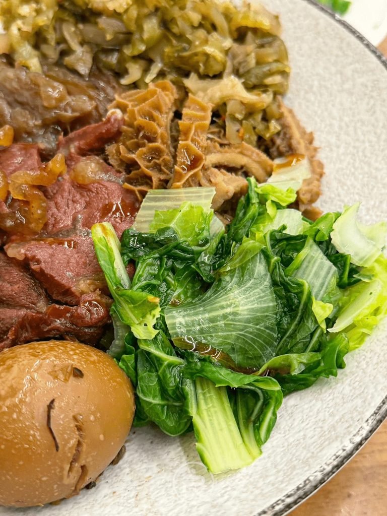 [青菜牛肉配盤]： 鮮綠青菜襯托著大塊牛肉與滷蛋，色澤誘人食慾。