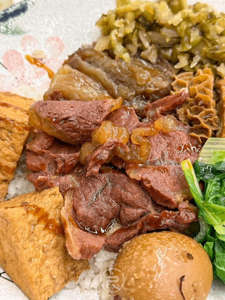  [牛三寶特寫視角]： 近拍整份牛三寶飯，展現牛肉、牛筋與牛肚的多重口感。