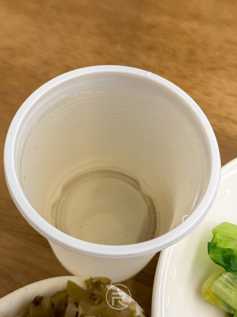 [內用免費蜜茶]： 尊品牛肉麵內用免費提供的清甜冰蜜茶，解渴又去油膩。
