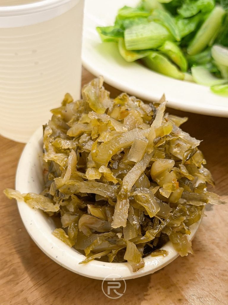 [小碗開胃酸菜]： 自行裝盛的小碗爽脆酸菜，是搭配牛肉料理的絕配小菜。