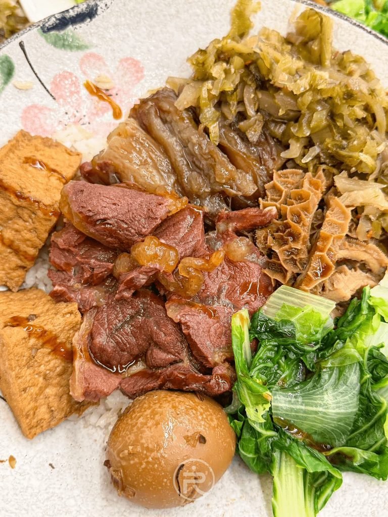[牛三寶飯俯瞰]： 俯瞰視角呈現整碗牛三寶飯的驚人份量與飽足感。