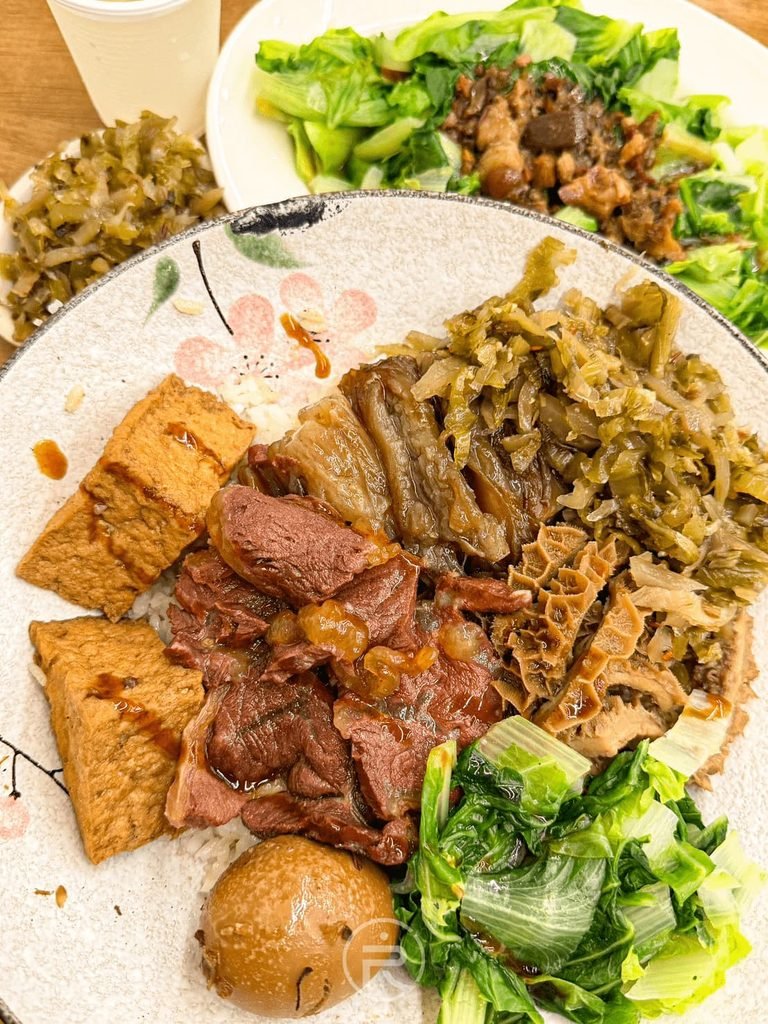 尊品牛肉麵 豐盛午餐組合：大盤牛三寶飯搭配一大盤肉燥燙青菜。