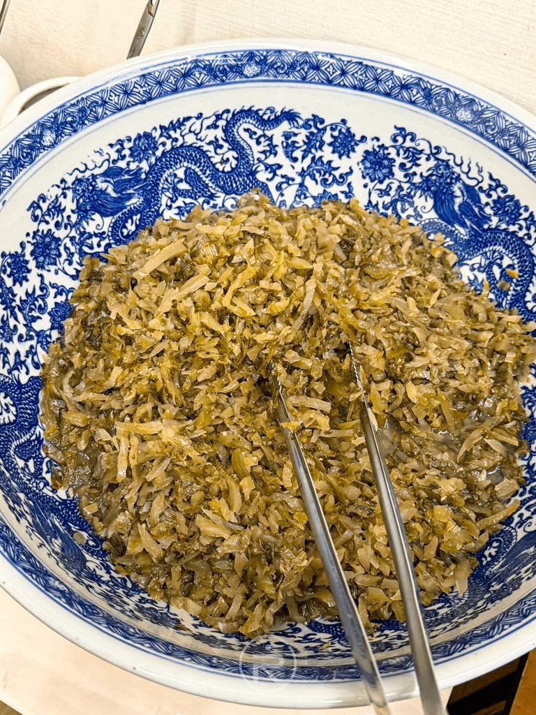 [超大酸菜甕]： 內用自助區放置的青花瓷大盆酸菜，大方提供饕客無限量自取。