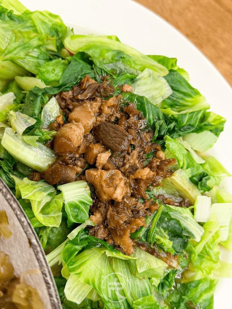 [肉燥燙青菜大盤]： 淋上滿滿香濃手切肉燥的新鮮燙青菜，鮮甜翠綠份量十足。