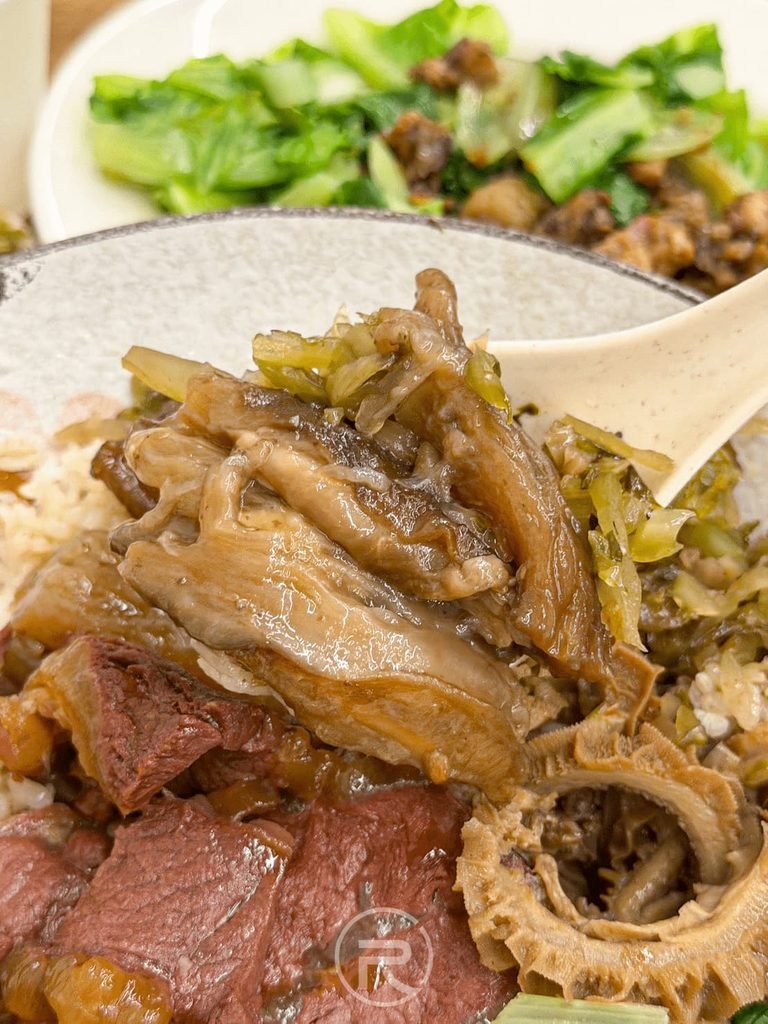  [湯匙舀牛筋牛肚]： 湯匙舀起大塊晶瑩牛筋與軟嫩牛肚，視覺感極其奢華。