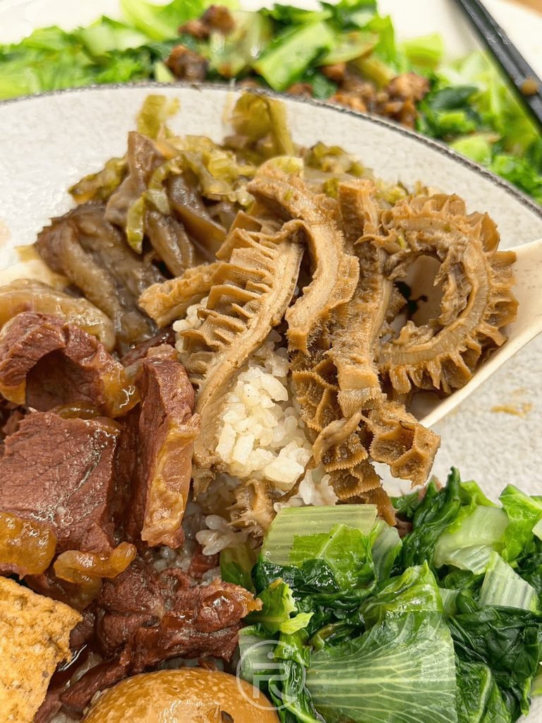 [牛三寶飯全景]： 澎湃的牛三寶飯特寫：牛肉、牛肚、牛筋、青菜、滷蛋與油豆腐一次滿足。