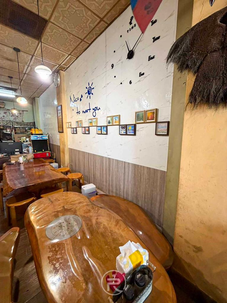  [復古用餐空間]： 內用座位區溫暖的木質桌椅，牆面掛著滿滿紀念照片與懷舊時鐘。