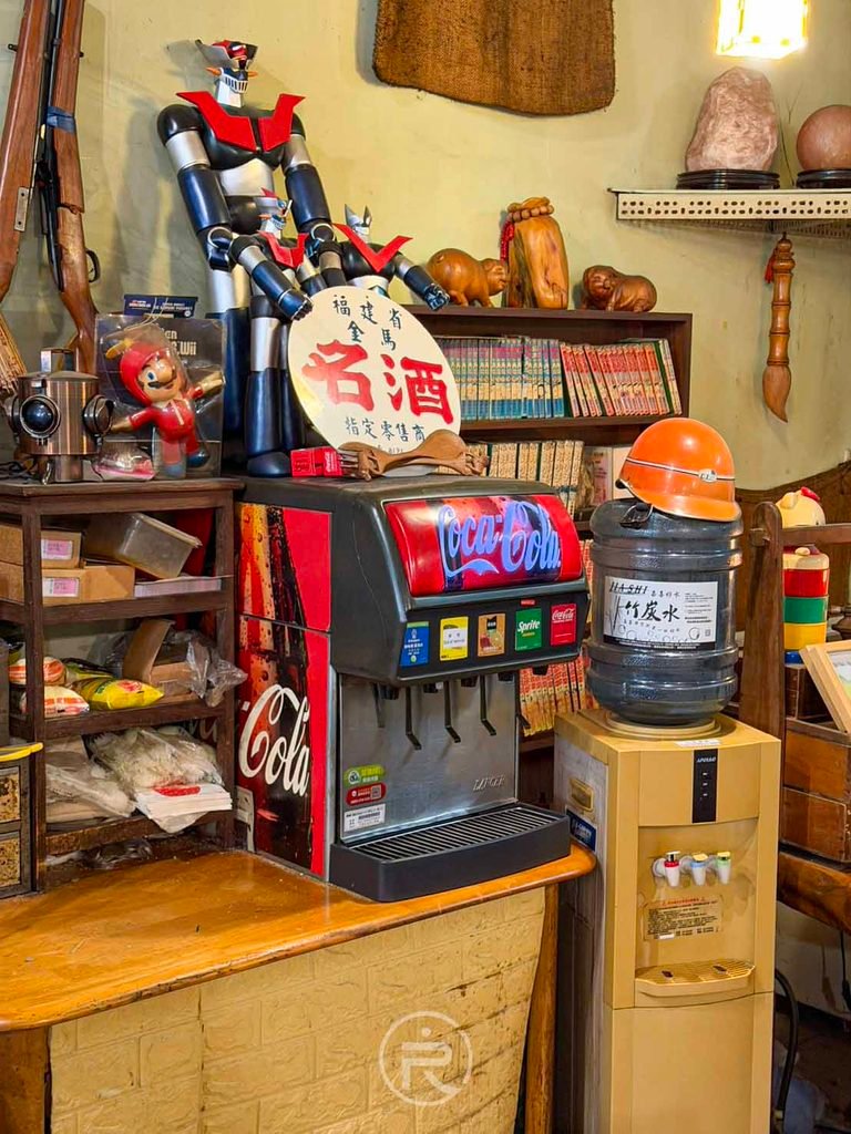 [飲料暢飲區特寫]： 充滿童趣收藏的自助飲料吧，提供多款冰涼氣泡飲品無限享用。